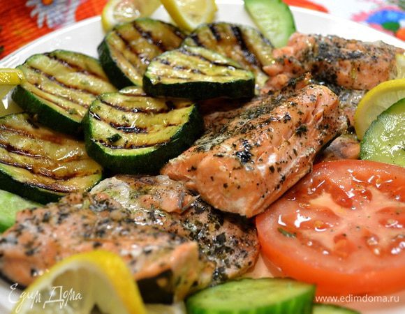 Чистим горбушу отделяем филе, посыпаем солью ,пряными травами,чёрным молотым перцем и готовим на пару мин.25.Кабачки готовим на гриле,подать с лимоном,огурчиком ,помидором.