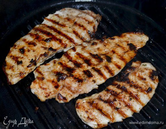 Готовим обед за 45мин.
Берём куриную грудку,разрезаем вдоль и каждую половинку слегка отбиваем(получается4кусочка)Посыпаем специями,пряностями и солью.Обжариваем с 2х сторон на гриль сковородке.