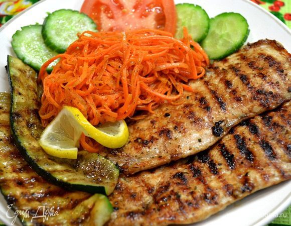 В это время варим куриный бульон с рисом сорта Арборио,добавляем морковку,чеснок,соль,травы.
Также сразу натираю одну большую морковку по корейски,добавляю приправ,сах.песка,уксус..оставляем пропитываться пока готовятся основные блюда.