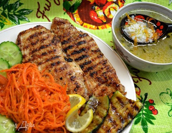 После курицы обжариваю кабачки посыпанные травами,солью и подсолн.маслом.
И так...когда всё готово сервируем по тарелочкам и приятного Вам обеда!!!