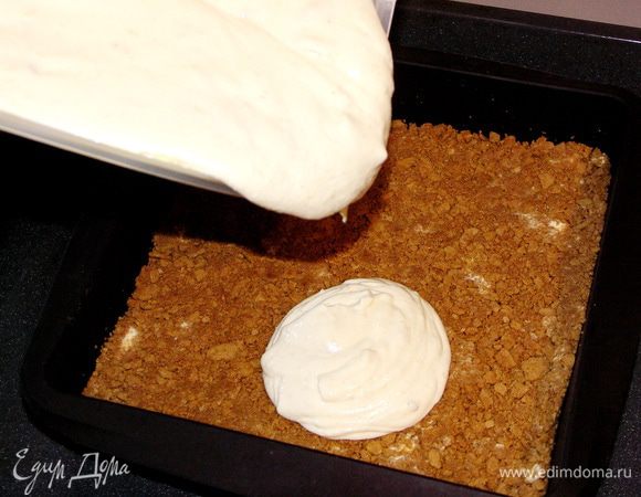 Аккуратно переложить творожный слой на слой печенья.