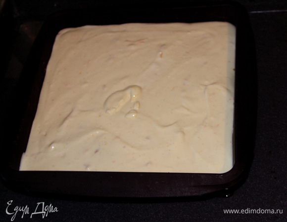 Переместить форму на глубокий противень и залить его водой до середины формы.Выпекать около 40мин.Точнее ориентируйтесь по своей печке.