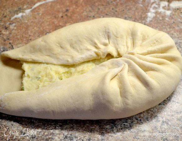 Дрожжи, сахар и муку перемешать в стакане и добавить воду. Оставить на 10-15 минут.
Муку просеять, в середине сделать углубление и добавлять разведенные дрожжи, соль и воду, замесить мягкое тесто. В тесто добавить подсолнечное масло и поставить подходить в теплое место. Тесто хорошо обмять.
Для начинки сварить картофель, помять до однородной массы. Отдельно размять осетинский сыр 300 г. и положить в картофель, добавить молока или сметаны , соль и перемешать.Обжарить до золотистого цвета лук,добавить в пюре зелень укропа и петрушки.