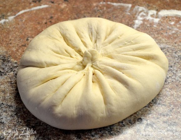 Раскатать лепешку толщиной в 0,5-1 см. На середину лепешки положить заранее приготовленный фарш. Разровнять поверхность пирога, повернуть на другую сторону, так же разровнять. Повторить так 2-3 раза, пока пирогу не будет придана округлая форма и ровная толщина.