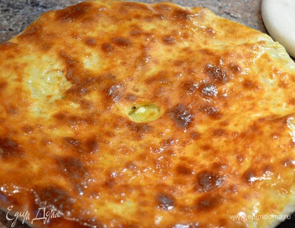 В завершение положить картофджын на противень. С верхней стороны пирога посередине сделать отверстие, чтобы не скапливались пары и пирог не разорвался. 