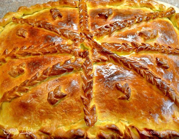 раскатываем тесто,выкладываем на противень смазанный маслом,первый слой квашеная капуста,соломкой лук репчатый,филе рыбы пропитанная специями,затем лук,зелень,капуста,полить немного ароматным подсолнечным маслом.Накрываем наш пирог раскатанным тестом ,защипываем по краям,украшаем,смазываем яйцом,в центре пирога делаем отверстие.Ставим в духовку на 30-40мин.при 180-200гр.