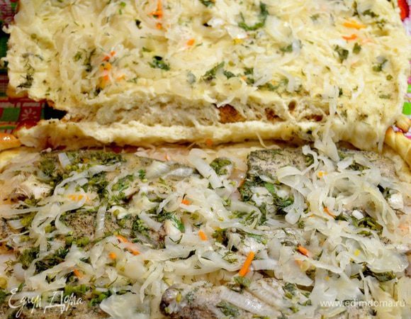 Готовый пирог смазываем сливочным маслом.
Подаётся рыбник так:
По краю верха пирога по кругу делаем надрез-как шкатулку открываем)