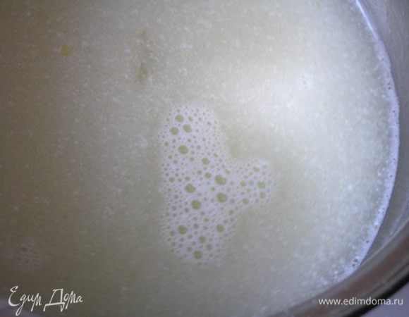 Добавить сахар, соль и яйца. Взбить.