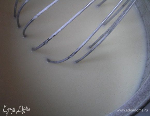 Добавить муку, перемешать, чтобы не осталось комочков.