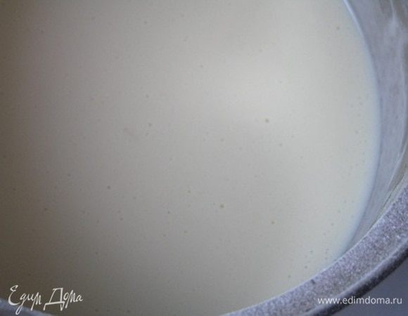 Влить масло, перемешать половником, приподнимая его над миской. Отставить на 10–15 минут, еще раз перемешать половником.