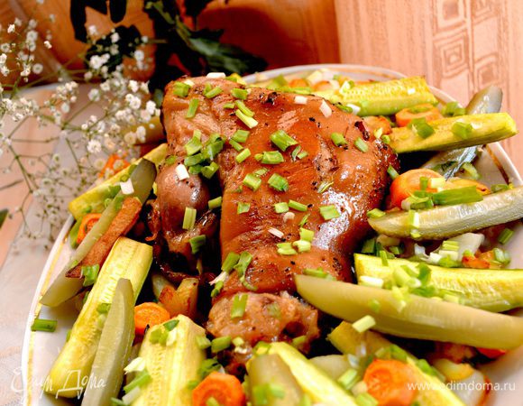 Готовим свиную рульку:
На ночь рульку натёрла специями для мяса и чесночком....