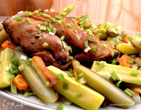 Рульку положила в кулинарный пакет и на противень при температуре от 180-200 на 2часа.
Подала с жареной картошкой,запечёнными кабачками и морковкой,маринованными огурчиками,посыпать зелёным луком.