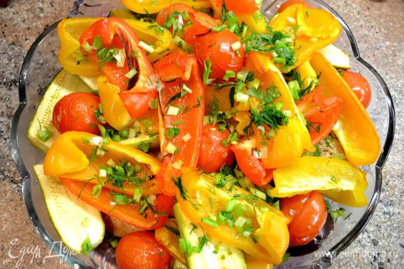 Запекаем овощи в духовке; помидорчики кари,болгарские перцы-жёлтый,красный, оранжевый,молодые кабачки,баклажан.Смазываем маслом приготовленные овощи,солим и в духовку на 200гр.до готовности.