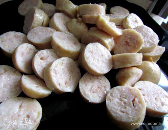 Колбаски нарезать кружочками.