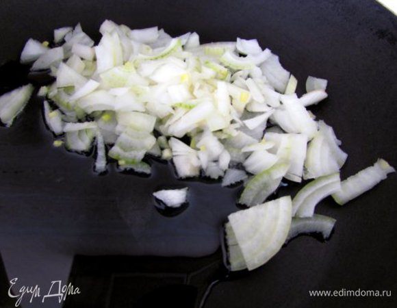 На растительном масле обжарить лук до золотистого цвета.