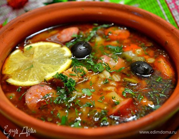 Ставим вариться мясо свинины,после закипания снимаем пенку,первый бульон я сливаю,добавляю нового кипятка ,перловку и доводим до полу готовности перловки,затем добавляем картошку и пассерованный лук с морковкой в томатной пасте,соль.
Один лимон добавляю разрезав пополам (в конце варки достаю отжав содержимое в солянку).
Через 10мин.добавляем наши мясные заготовки порезанные на кусочки и кольца,затем корнишоны порезанные,маслины,пряности,зелень.