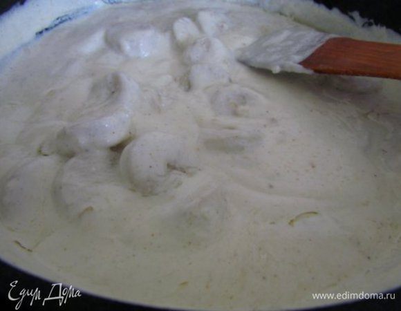 Перемешать колбаски с подливой.Вместо колбасок или вместе с колбасками в подливу обычно добавляют шкварки, ребрышки или просто мелко порезанное мясо. Подержать на плите еще пару минут.