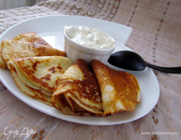 Берете блинчик в руку и блинчиком смачно макаете в подливку. Ооочень вкусно! Еще раз с Масленицей :)