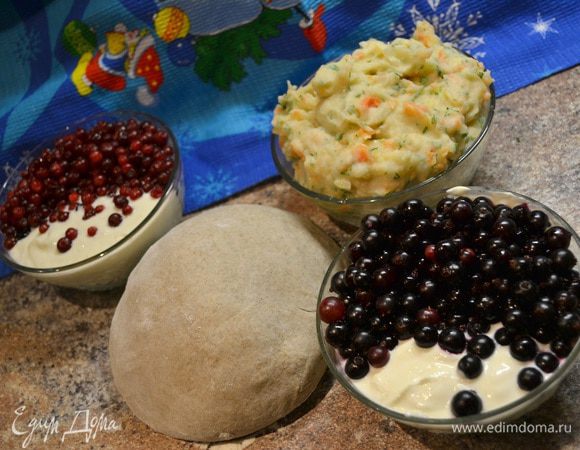 Колядки, или калитки, — это маленькие выпечные изделия из ржаного пресного теста с различными начинками, наливками, намазками или припеками.
Колядки, как правило, выпекали из пресного ржаного теста, что подтверждает их древнее происхождение. И поныне в Новгородской области сохранился рецепт кушанья древних поморов — преснушек. Их изготавливали из ржаной муки и воды и наполняли всем, что дарилаокружающая природа: грибами, черникой, земляникой, голубикой, малиной. 