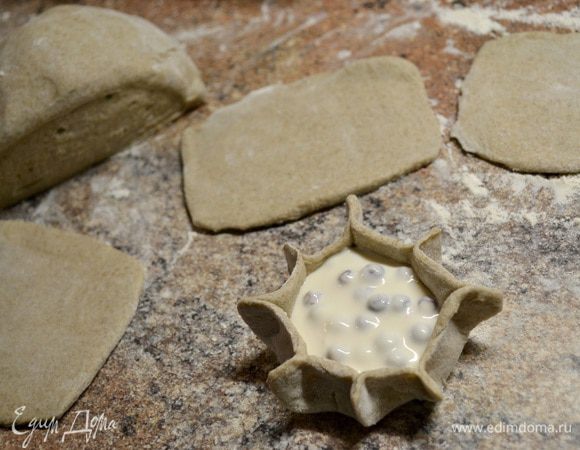 Общее у этих изделий — способ приготовления: сформовать из теста круглую или овальную лепешку, положить на нее начинку, защипать края. Ржаное тесто необыкновенно податливое, оно принимает и сохраняет любую приданную ему форму, поэтому края изделия можно защипывать и загибать в виде трех-, четырех-, пяти-, шести-, семиугольников.