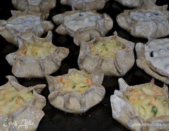 Тесто для колядок может быть приготовлено из одной ржаной муки или из смеси ржаной и пшеничной муки в равных соотношениях (1:1) по такой рецептуре: 2 тонких , стакана муки, 1 тонкий стакан жидкости (вода, молоко, простокваша, сметана в любых соотношениях), соль на кончике.ножа. 