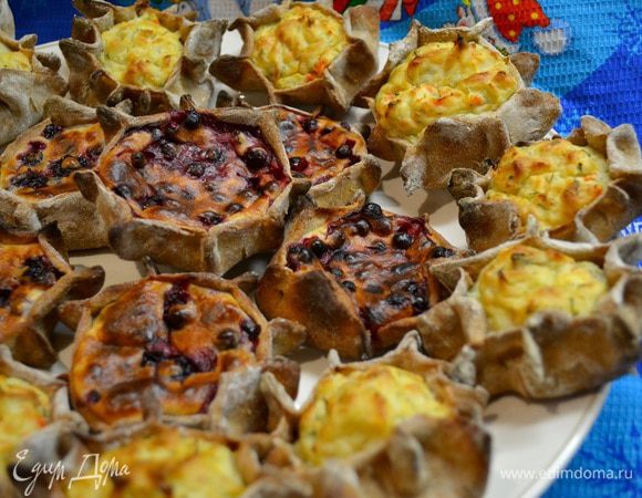 В преснушки соль не добавляется. Замешанное тесто должно "отдохнуть" минут 20—30, прикрытое салфеткой, чтобы не обветрилось. Раскатать тесто в жгут, нарезать на равные кусочки, закатать шарики, раскатать из них тонкие лепешки, придать им круглую или овальную форму. Положить разнообразные начинки и по-разному защипать 