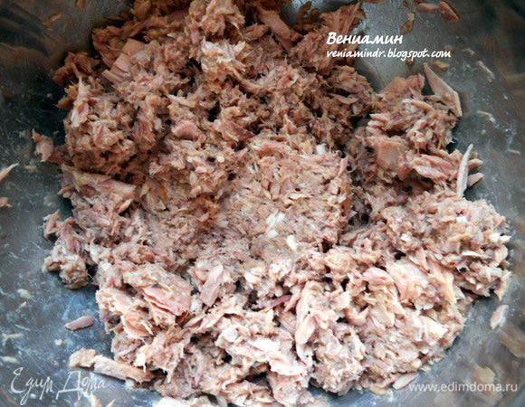 Из тунца слить жидкость, переложить в миску и хорошо размять вилкой. 