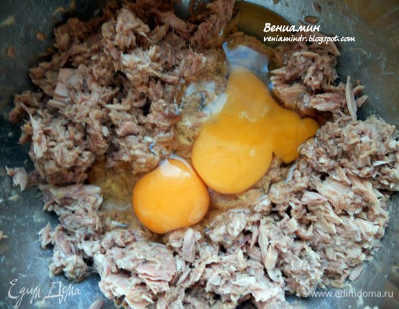 Добавить яйца, перемешать. 