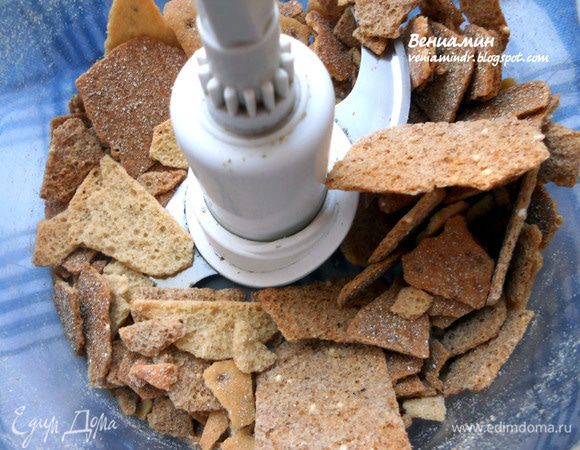 Поскольку хлеба у меня не было, использовал тонкие сухарики, ушло штук 9. 