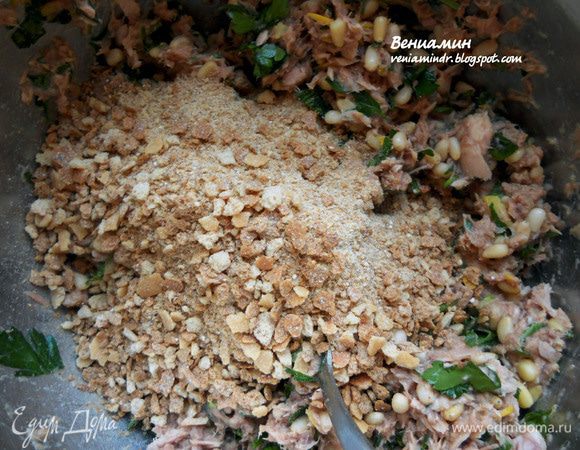 Их также присоединить к тунцу. Хорошо размешать. 