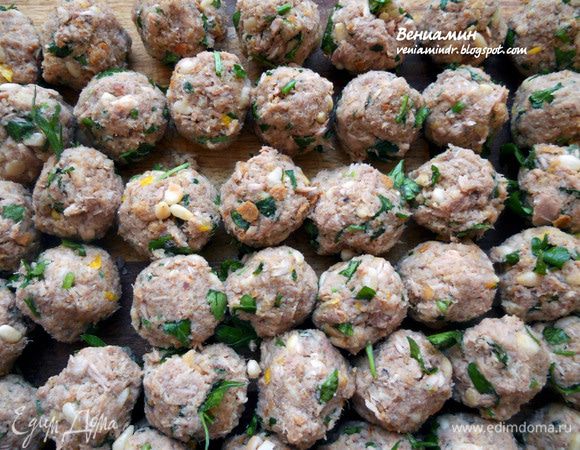 Сформировать шарики с размером с грецкий орех. После 35-го сбился со счету:)) Вообще получилось чуть больше 40 штук - хороша арифметика!:))) "Фарш" следует хорошо прессовать, чтобы шарики не распадались при обжарке. И мне кажется хорошей идеей дать им постоять минут 10 - подсохнут и закалятся!