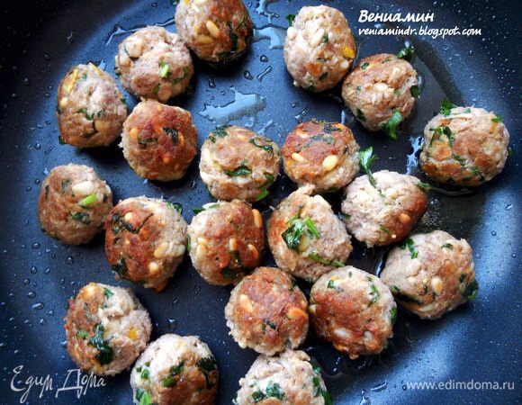 В сковороде разогреть пару ложек оливкового масла и обжарить шарики, до золотистого цвета, минут по 5. Если обжаривать в 2-3 захода, после каждой партии начисто протирать сковороду салфеткой (пара-тройка штук может развалиться). Готовые шарики выложить в отдельную посуду, промокнуть бумажной салфеткой. 