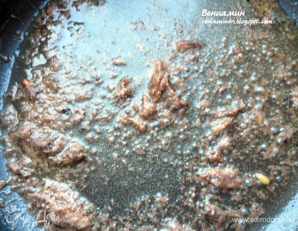 Обжаривать на среднем огне, минут 5 или меньше, пока анчоусы не начнут практически растворяться. 