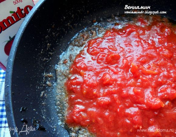 Добавить томаты, готовить на умеренном огне, минут 5. Поперчить и при необходимости присолить, помня, что анчоусы достаточно соленые. У меня никакой зелени, кроме петрушки не было, но вы можете добавить тот же базилик. 