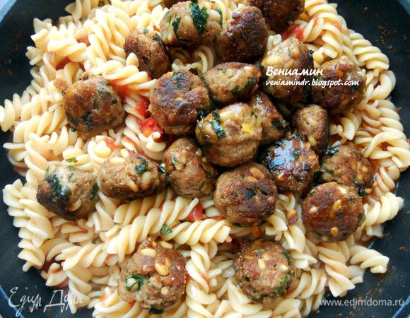 Пасту отварить до состояния al-dente, 1 половник или чуть меньше воды плеснуть в соус, остальную слить. Пасту подмешать к томатному соусы, вернуть фрикадельки и хорошо все прогреть около минуты. При подаче можно сбрызнуть оливковым маслом EV и украсить руколой. 