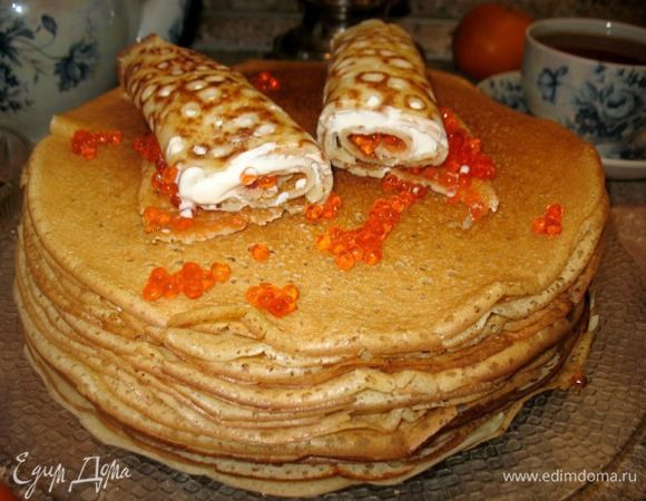 Наливаем готовое тесто на горячую сковородку тефлоновую без масла,(готовые смазываю сливочным маслом.. )тонким слоем...
обжариваем с 2х сторон...
Начинка по Вашему вкусу!!!