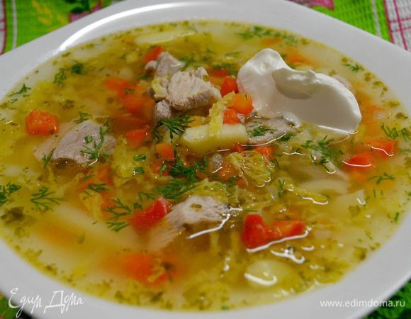 Отвариваю свинину около часа на небольшом огне(снимаем пенку)после закипания,затем режу на кусочки и обратно в бульон.
Добавляем картошку нарезанную соломкой,морковку кубиками,после закипания через 5-10мин. обжаренный лук и помидор.