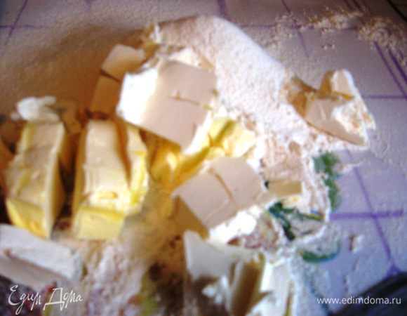 В чашке смешиваем воду, уксус и коньяк или водку. Яйцо перемешиваем с солью. НЕ ВЗБИВАЕМ! Просеиваем муку. Маргарин рубим с мукой в крошку. Делать это надо быстро. Пусть небольшие кусочки маргарина останутся. Они помогут сделать тесто слоеным.  