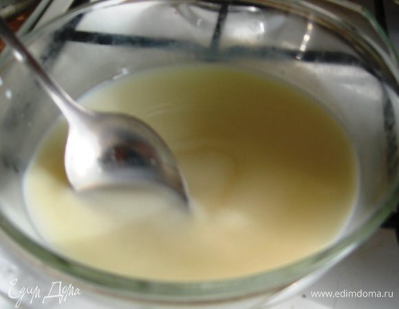 Готовим крем. Половину молока размешиваем с мукой до полного растворения. Оставшуюся часть молока соединяем с сахаром и доводим до кипения ПОСТОЯННО ПОМЕШИВАЯ. 