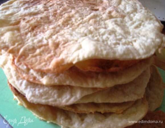 Духовку разогреваем до 180 градусов. Достаем тесто, делим на кусочки. Раскатываем толщиной примерно 5 мм. Вырезаем круглой или прямоугольной формой (у меня круглая). Выкладываем кусочки на противень, прокалываем вилочкой тесто (чтобы не вздувалось) во всех местах. Выпекаем до готовности. У меня получилось 11 круглых коржей…и еще половина коржа на крошку. 