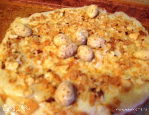 Когда коржи остынут, смазываем их кремом, чуть придавливая коржи (чтобы тортик был ровным).  Честно говоря, крема мне хватило впритык. Не мало и не много (хотя по желанию можете сделать чуть больше). Украшаем крошкой с коржей. Я притрусила сверху толченым миндалем. Сверху положила миндаль в белом шоколаде. Ставим в холодильник пропитываться часов на 6. 