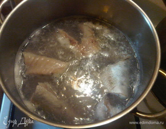 чистим рыбу и отвариваем до готовности в подсоленной воде.