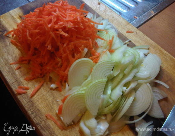 пока варится рыба, готовим овощи, трем на крупной терке морковку, режем лук полукольцами