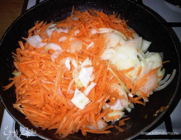 на сковородку наливаем масло и обжариваем овощи на небольшом огне под крышкой до готовности, в конце немножко подсолить.