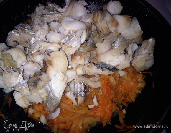 Готовую рыбу немножко остудить, разобрать на кусочки (не очень мелкие)и добавить к готовым овощам.Добавить майонез и перемешать. Лучше дать блюду немного настояться, хотя бы полчасика.