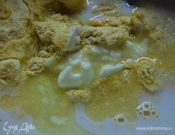 В сотейнике подогреем молоко с 1/2 стакана воды до температуры около 40градусов. Зальем этой смесью муку. Добавим размягченное сливочное масло, 1/2 ч.л. сахара и щепотку соли.