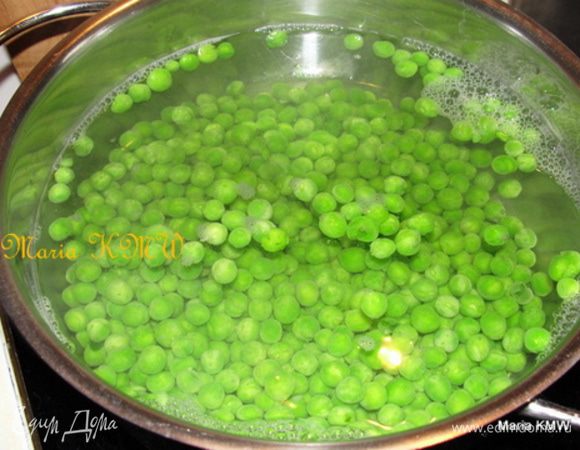 Горох отварить 15 минут в подсоленой воде. 