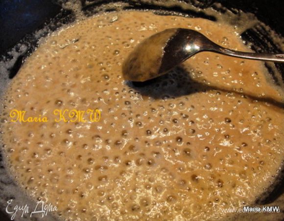 Пюре развести одним литром овощного бульона, добавить карри, свежемолотый, черный перец, мед и довести до кипения. На сковороде растопить сливочное масло, добавить гречневую муку и довести до легкого, золотистого цвета. Добавить в закипевший суп, проварить все вместе 5 минут. 