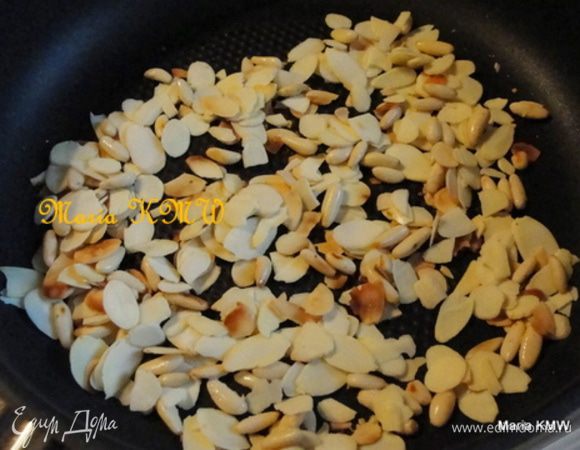 На сухой сковороде слегка обжарить орешки. Выложить в чашечку.