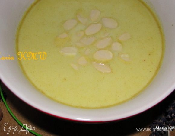 Влить сливки в суп. Снять с огня, не варить. 
Подавать суп, присыпав орешками.
Приятного аппетита!